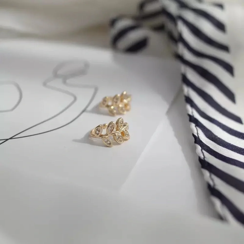 “Nature Dweller” Leaf Diamond No Pierce Ear Cuff